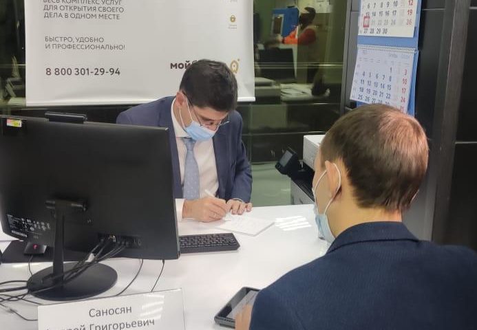 Андрей Саносян провел прием граждан в областном центре «Мой бизнес»