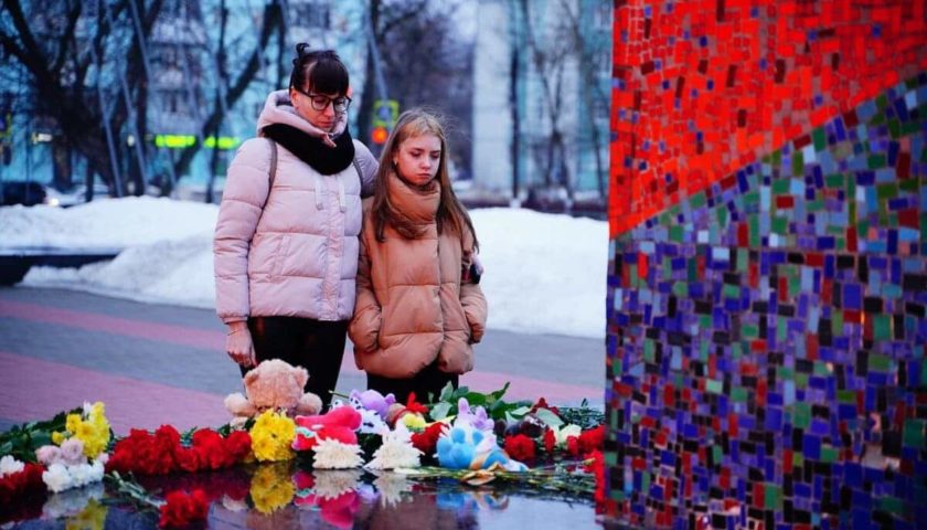 Жители Дзержинска несут цветы к Вечному огню в память о жертвах теракта