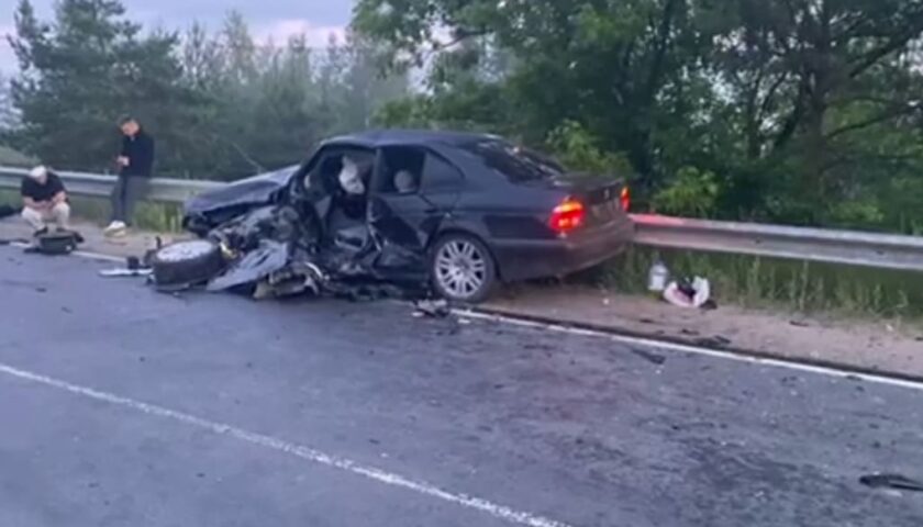 Два легковых автомобиля столкнулись лоб в лоб в Дзержинске