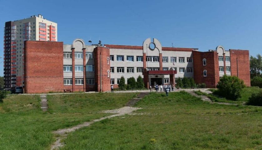 Глава Дзержинска Иван Носков проверил ход ремонта лицея № 21