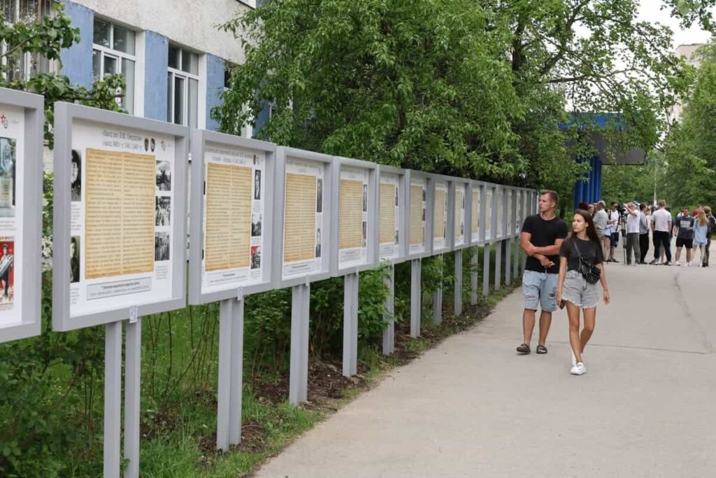 Уличная выставка «Дзержинск – столица советской химии» открылась рядом с ДПИ