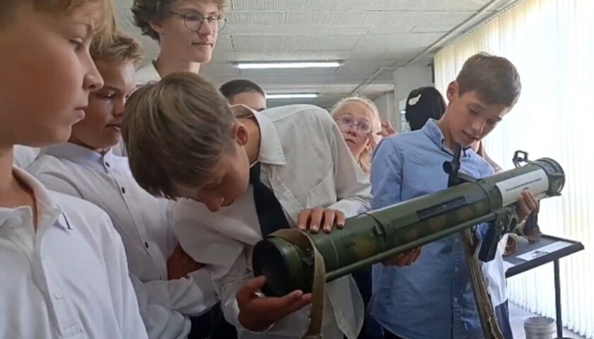 Дзержинские школьники побывали на экскурсии в музее СВО
