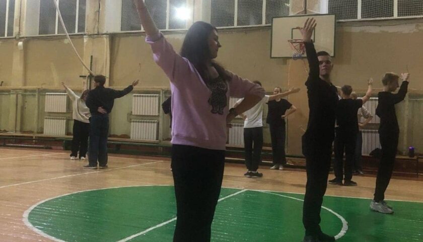 Шьют галстук-бабочку, вальсируют и изучают этикет