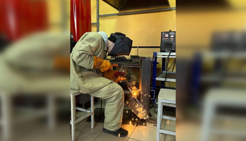 Бьётся в тесной печурке огонь