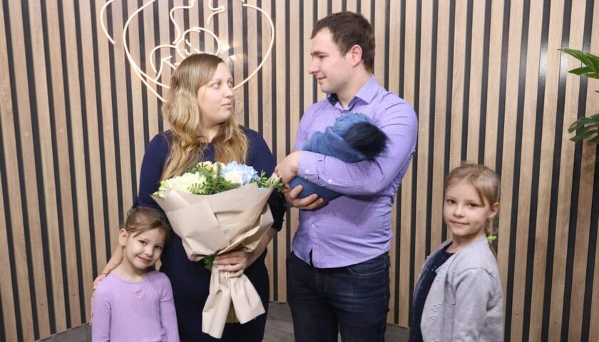 В Дзержинске выписали первого родившегося в 2025 году ребёнка