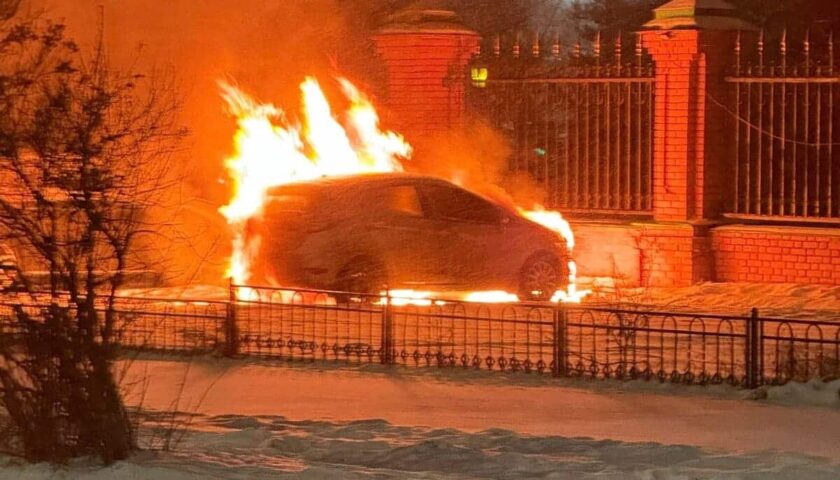 Автомобиль сгорел на парковке у храма в Дзержинске