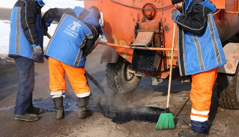 Более 300 квадратных метров дорог отремонтировали в Дзержинске ямочным методом