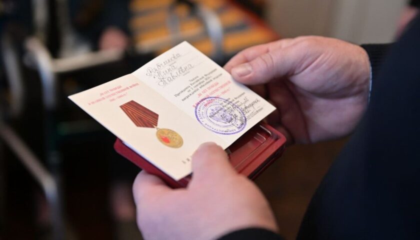 Глава Дзержинска Михаил Клинков вручил ветеранам медали к 80-летию Победы