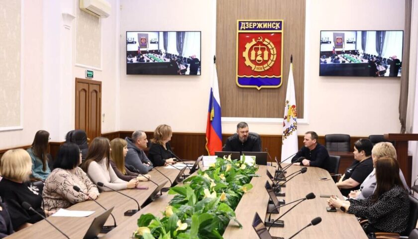 Глава Дзержинска встретился с родителями учеников школы имени Молева