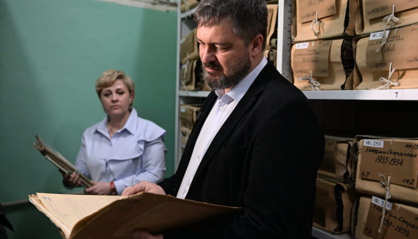 Глава Дзержинска Михаил Клинков вручил награды сотрудникам архива